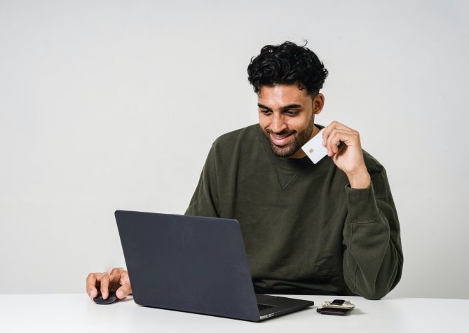 habitos_que_atrapalham_a_sua_vida_financeira-cartao