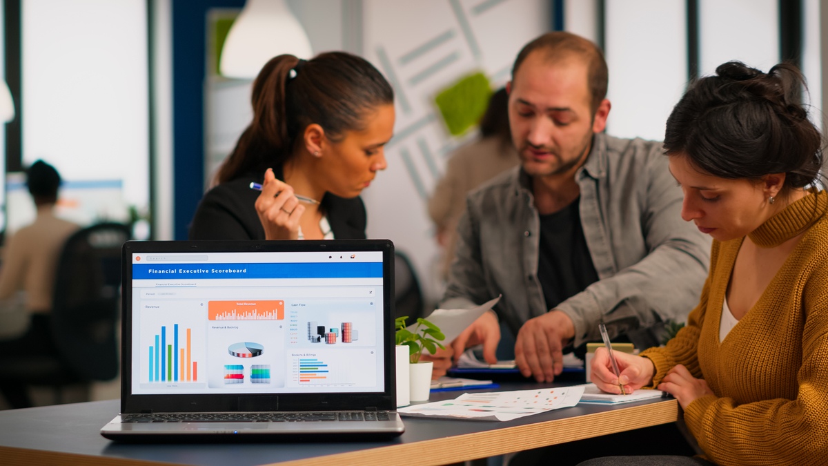 business-woman-talking-about-financial-project-taking-notes-discussing-start-up-ideas-using-laptop-diverse-employees-gathered-in-co-working-working-process-in-busy-company-teamwo_1-1